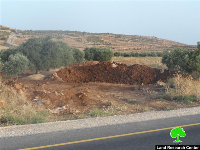 The Israeli army shuts down a number of Aqraba agricultural lands
