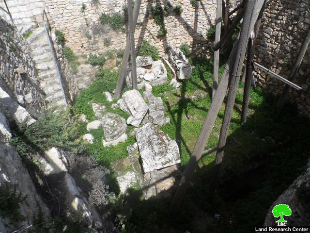 The occupation loots historical antiquities from Deir Sharaf
