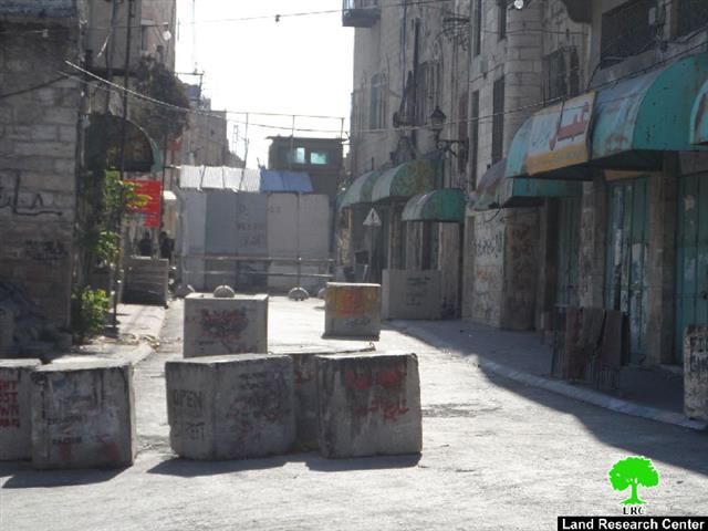 The Israeli occupation forces a closure on the Al-Shuhada street in Hebron