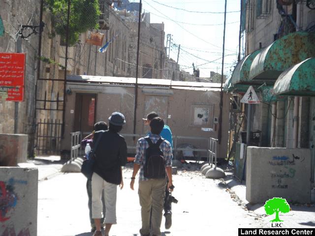 قوات الاحتلال تشدد من إغلاق مدخل شارع الشهداء بالخليل