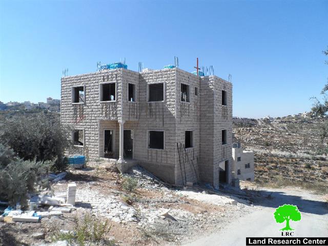 إخطار بوقف العمل في مسكن وتهديد بهدم آخر في بلدة بيت كاحل