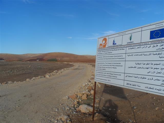 للمرة الثانية الاحتلال يعيد إخطار الطريق الواصل بين قرية عاطوف وخربة الرأس الأحمر بالهدم خلال العام الجاري