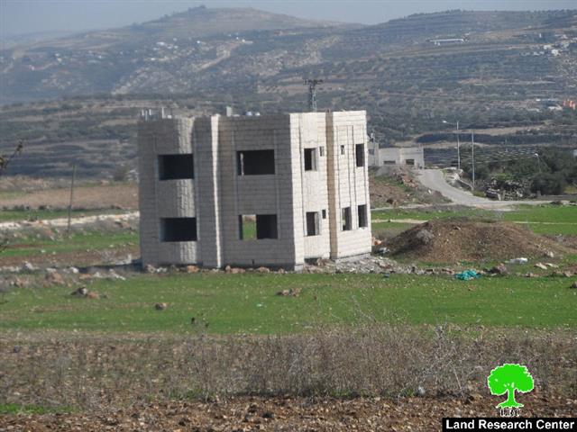 في ظل حملته العدوانية على البناء الفلسطيني, الاحتلال يخطر بوقف البناء لسبع منشآت سكنية وتجارية في قرية حجة / محافظة قلقيلية