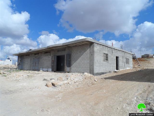 الاحتلال يخطر بوقف العمل في مدرسة ومنشأتين في قرية معين جنوب يطا