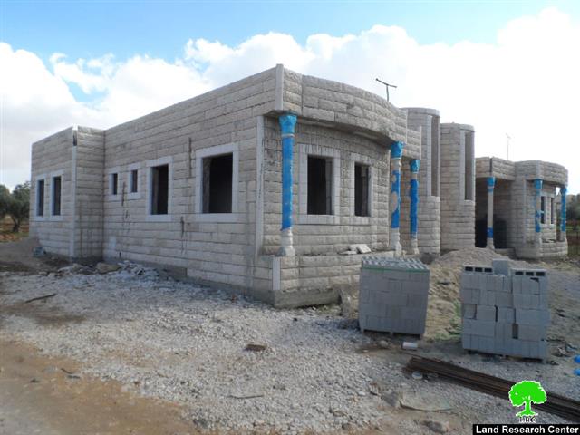 إخطارات بوقف العمل في مسكنين بمنطقة الدوير ببلدة يطا