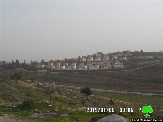 The Israeli occupation shuts down the entrance of Deir Nezam village in Ramallah