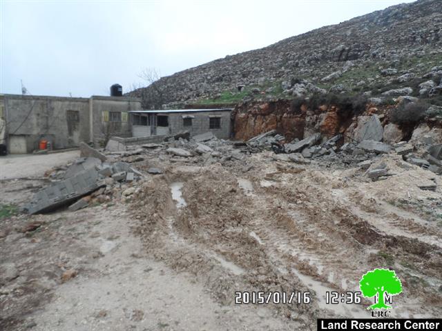 الاحتلال الإسرائيلي يهدم بركساً زراعيا في قرية دير جرير