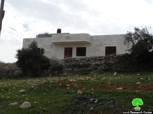 الاحتلال يصدر إخطارات جديدة بوقف العمل في المساكن الفلسطينية بمنطقة قيزون شرق الخليل