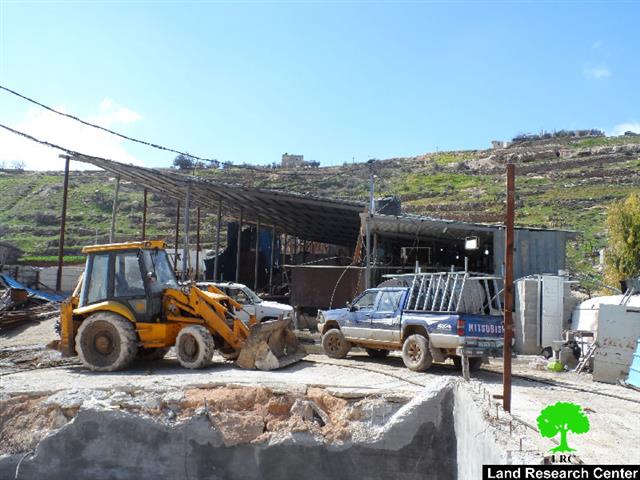 الاحتلال يهدم بئر مياه ويصادر منزل متنقل في خلة الشرباتي – الخليل