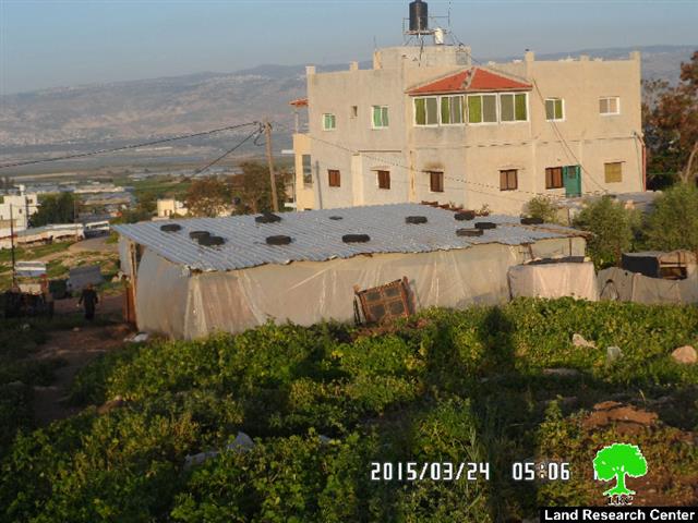 تسليم عائلتين من قرية بردلة إخطارات  بهدم عدد من البركسات الزراعية