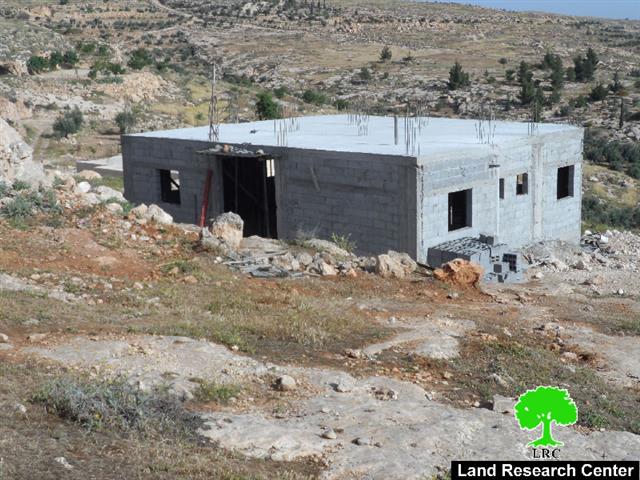 الاحتلال يخطر بوقف العمل في منزل بقرية الرفاعية شرق بلدة يطا
