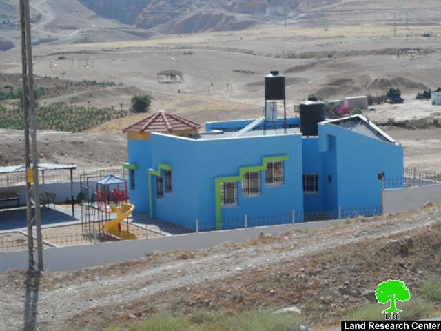 إخطار بوقف البناء لمسجد وروضة أطفال ومساكن وحظائر في تجمع عرب الزايد