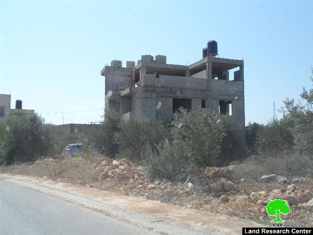 الاحتلال الاسرائيلي يخطر منزلين بوقف البناء في خربة أم المراجم في قرية نابلس