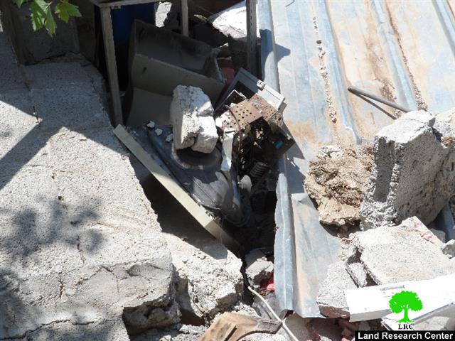 The Israeli occupation demolishes a residence in the Hebron village of Halhul