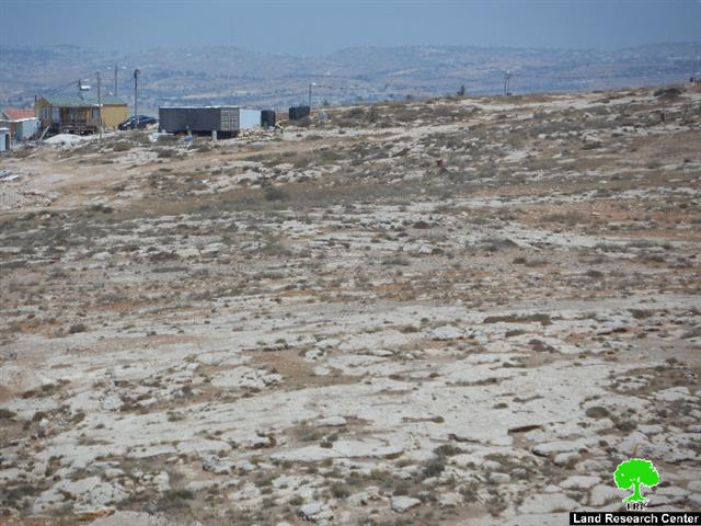 The Israeli occupation sabotages a fence surrounding a plot in the Hebron village of Yatta
