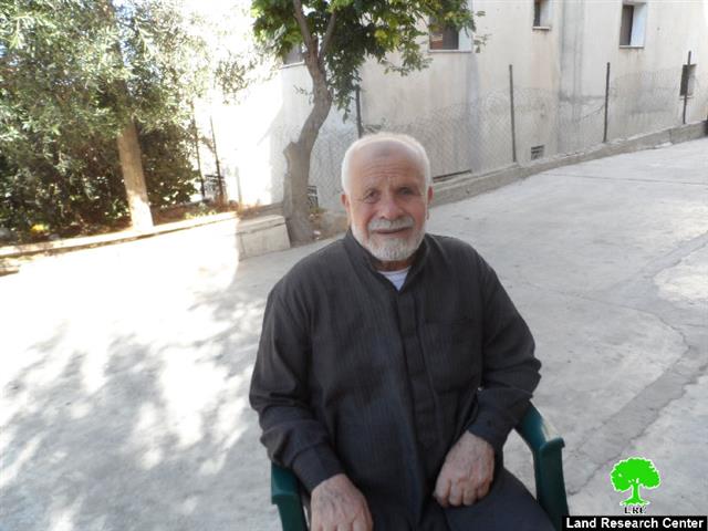 Abdel Rahman Qasim challenges the Israeli occupation in defending his land devoured by the colony of Beit El