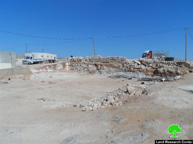 إخطار بوقف العمل وهدم منشأة بقرية الديرات شرق يطا