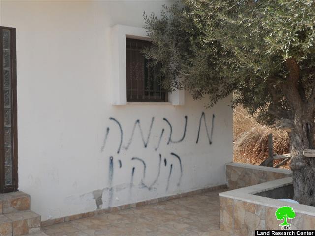 إحراق مركبة فلسطينية وخط شعارات تحريضية على جدار منزل في قرية بيتلو شمال رام الله