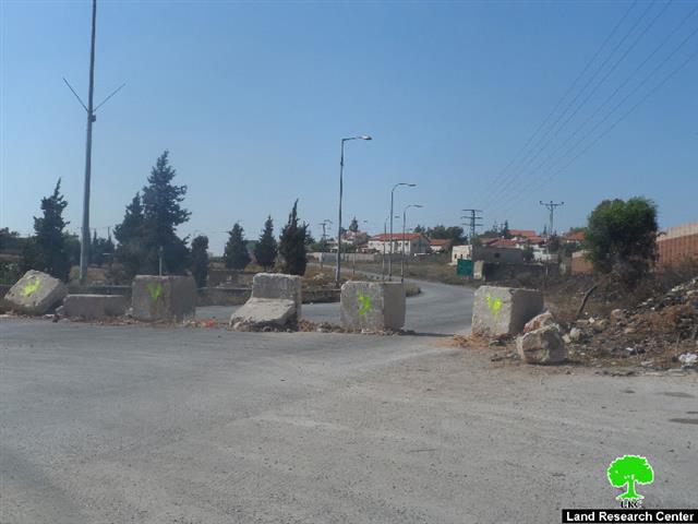 The Israeli occupation shuts down the entrance of Deir Nezam village and the Nablus-Ramallah road