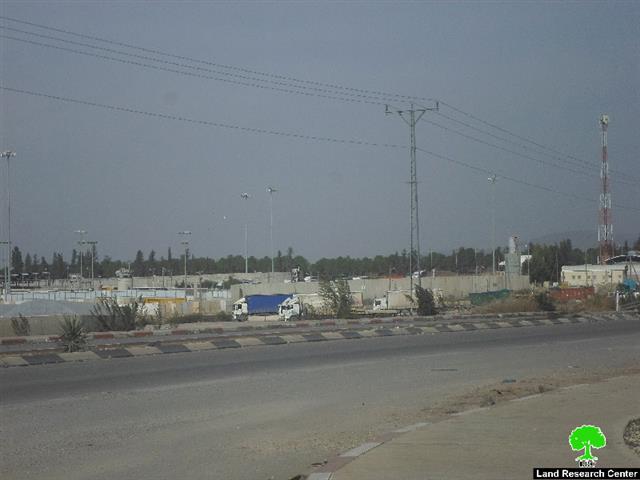 The Israeli occupation takes new measurements to harass Palestinian merchants in the periphery of Al-Jalama checkpoint