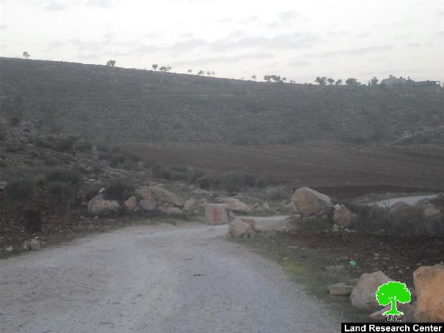 إغلاق مدخل قرية المغير شمال شرق مدينة رام الله