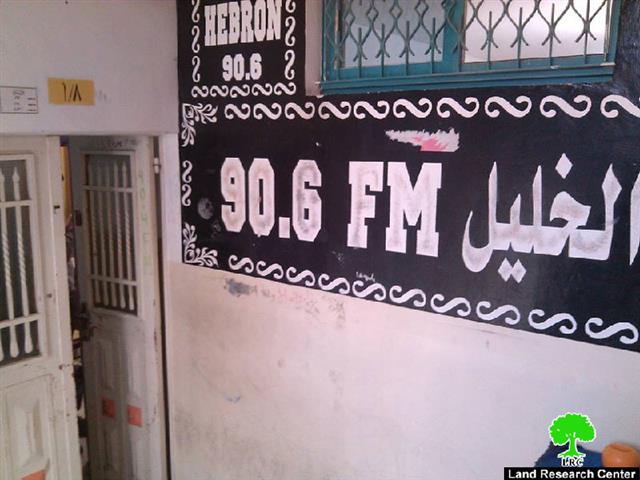 الاحتلال يغلق مؤسسة إعلامية ثانية في الخليل