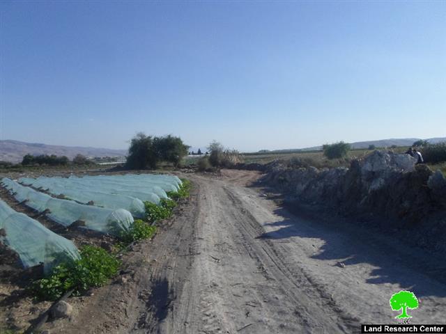 إخطار بوقف البناء لطريق زراعية في منطقة الدير شرق محافظة طوباس