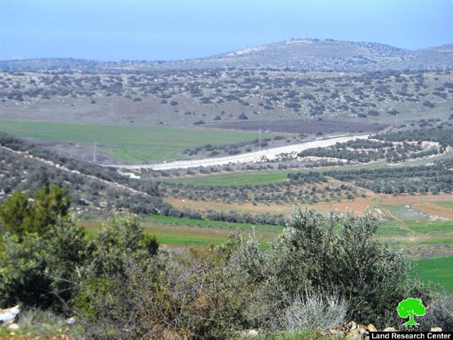 إخطار بوقف العمل في منزل بقرية الكوم غرب الخليل