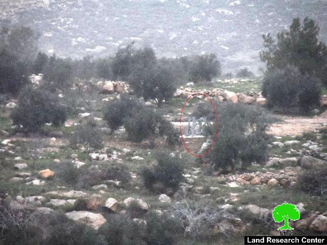 الاحتلال يمدد شبكة كهرباء في أراضي المواطنين بقرية دير العسل الفوقا