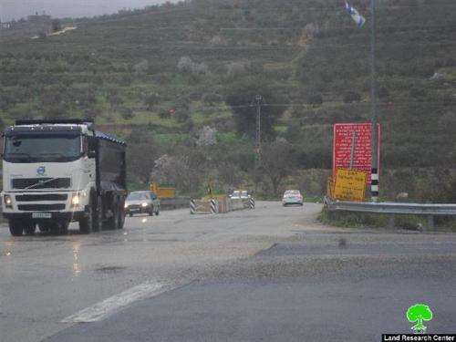 Israeli Occupation Forces set up two metal gates West Nablus city