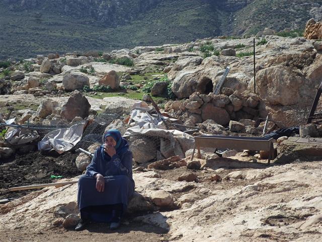 هدم جديد في خربة طانا بمحافظة نابلس 
الاحتلال يشن هجمة عدوانية شرسة على مساكن ومنشآت الفلسطينيين … اغلبها أنشأها الاتحاد الأوروبي؟!