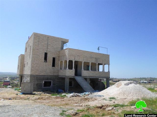 إخطارات بوقف العمل وأخرى بالهدم في مساكن بقرية خلة المية شرق يطا