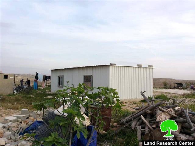 إخطارين بوقف العمل في منزلين بخربة أم الخير شرق يطا