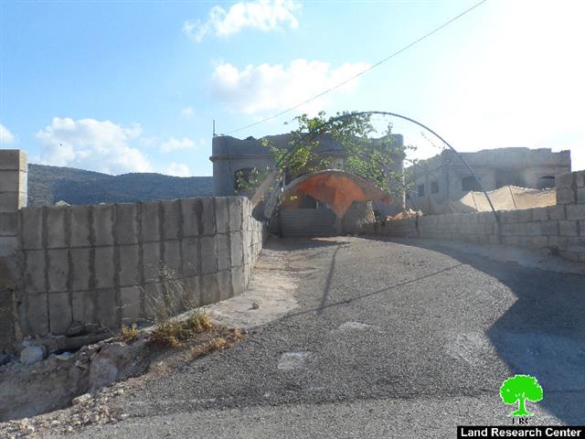 إخطارات جديدة لوقف العمل والبناء في منشآت سكنية في قرية العقبة بمحافظة طوباس