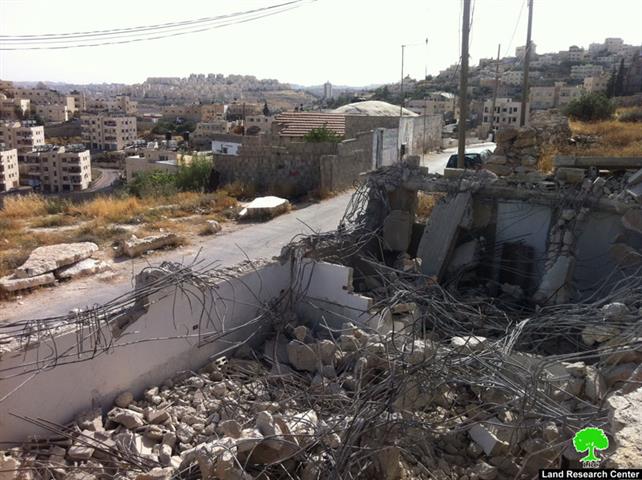 تحت التهديد بالغرامات الباهظة …. المواطن بكيرات يهدم مسكنه بنفسه في بلدة صور باهر