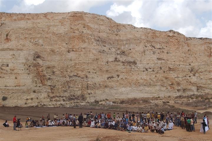 Israeli Occupation Forces Transforms Deir Sharaf Hill to the Largest Soild Waste Dump Site