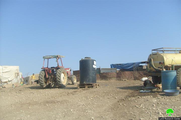 مصادرة خيام و بركسات كانت معدة للتوزيع في خربة حمصة