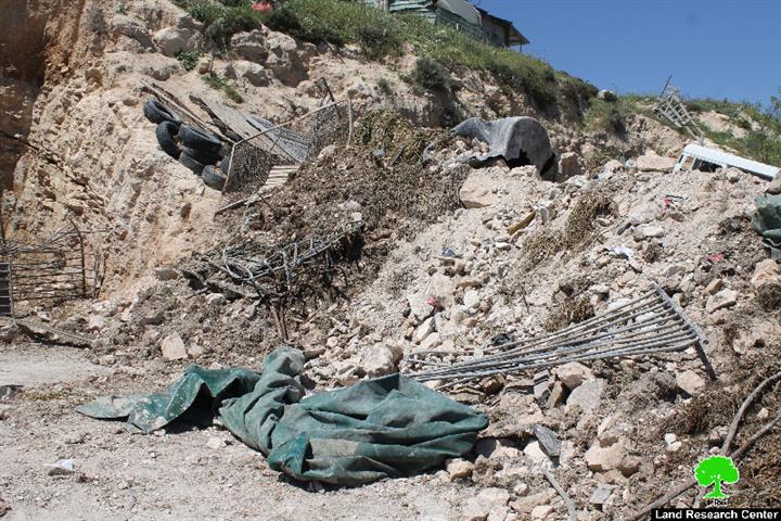 هدم مسكن وحظيرة لتربية الأغنام بحجة البناء بدون ترخيص في حي الطور