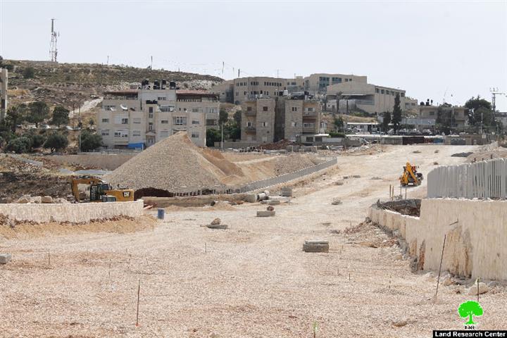 بلدية الاحتلال تهدم مسكنا في بلدة شعفاط من أجل شق الشارع الإستيطاني رقم 20 الذي يربط مستعمرة راموت بمستعمرة بسجات زئيف