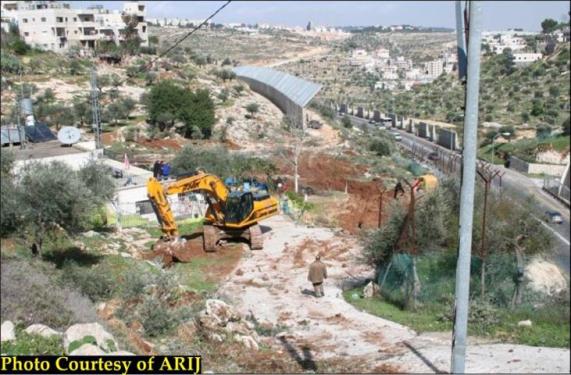 جرافات الاحتلال الاسرائيلي تستهدف أراضي مدينة بيت جالا لبناء مقطع جديد من جدار العزل العنصري