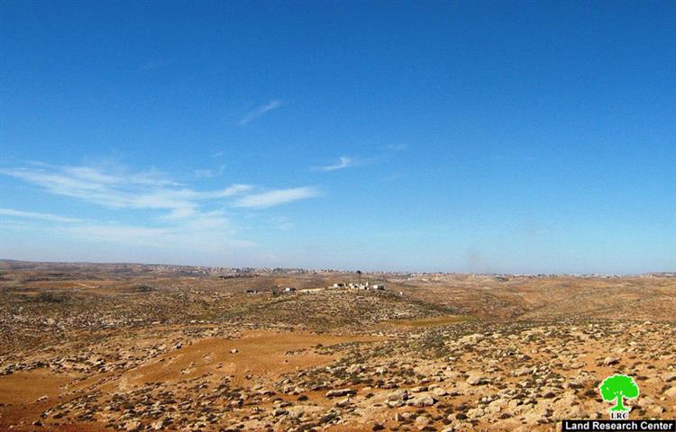 مستعمرو ” اسعل” يطردون عائلة أبو عواد من كهوفهم وأراضيهم الزراعية في جنوب بلدة السموع