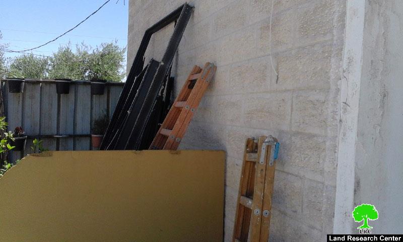 عائلة الصيداوي تهدم جزء من مسكنها تجنباً من دفع غرامة 70 ألف شيقل لبلدية الاحتلال في بلدة بيت حنينا