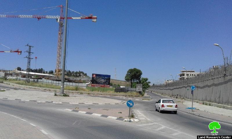 مجمع تجاري ضخم إسرائيلي على أراضي بلدة بيت حنينا شمال مدينة القدس المحتلة