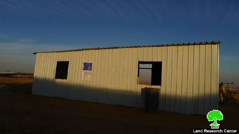 في ظل الحملة العدوانية على البناء الفلسطيني, إخطارات بوقف العمل في مساكن بخربة أم الخير شرق بلدة يطا