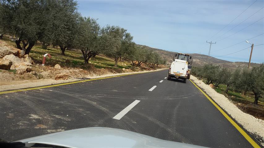 Itamar colonists stop work on a Nablus road