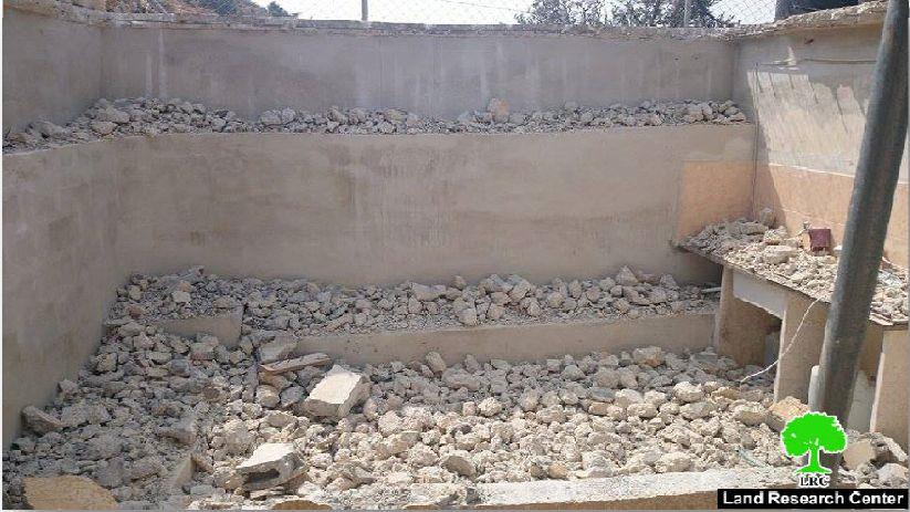 الهدم الذاتي … جريمة في حق الإنسانية 
الاحتلال يجبر مواطناً على هدم غرفة زراعية بنفسه في بيت كاحل