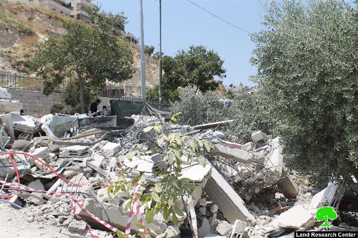 جرافات الاحتلال تهدم مسكناً قيد الإنشاء ومحلين تجاريين في بلدة سلوان