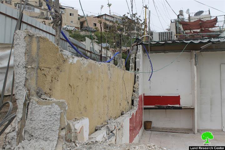 Threatened of high fines by the occupation municipality in Jerusalem, a Jerusalemite demolishes his commercial store in Jabal Al-Mukabir area