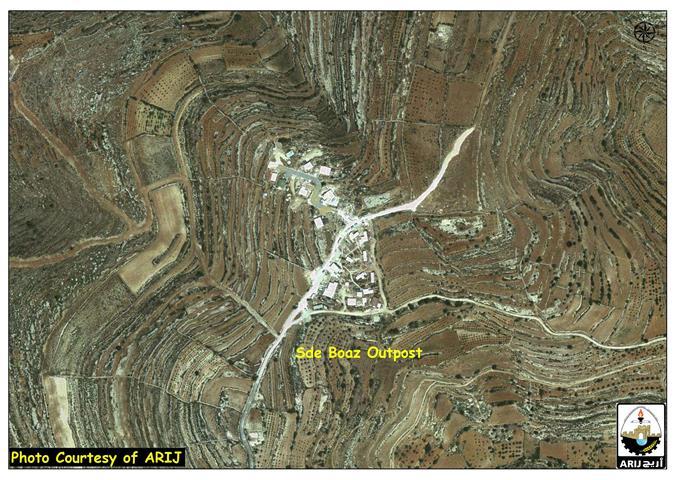 مستعمرون يشيدون بناءً بحجارةٍ قديمة بالقرب من بؤرة استعمارية في قرية الخضر