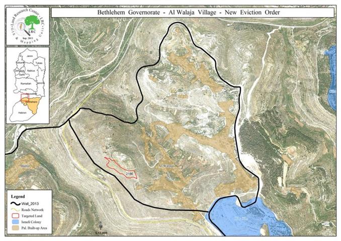 تواصل جرافات الإحتلال عمليات التجريف لأراضٍ زراعية و قلع أشجار زيتون في قرية الولجة